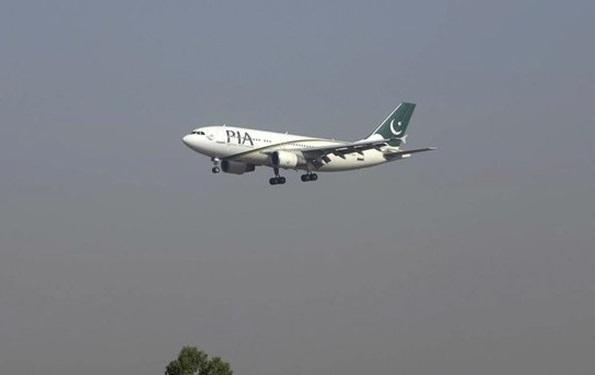 سقوط یک هواپیمای مسافربری با 90 سرنشین در پاکستان